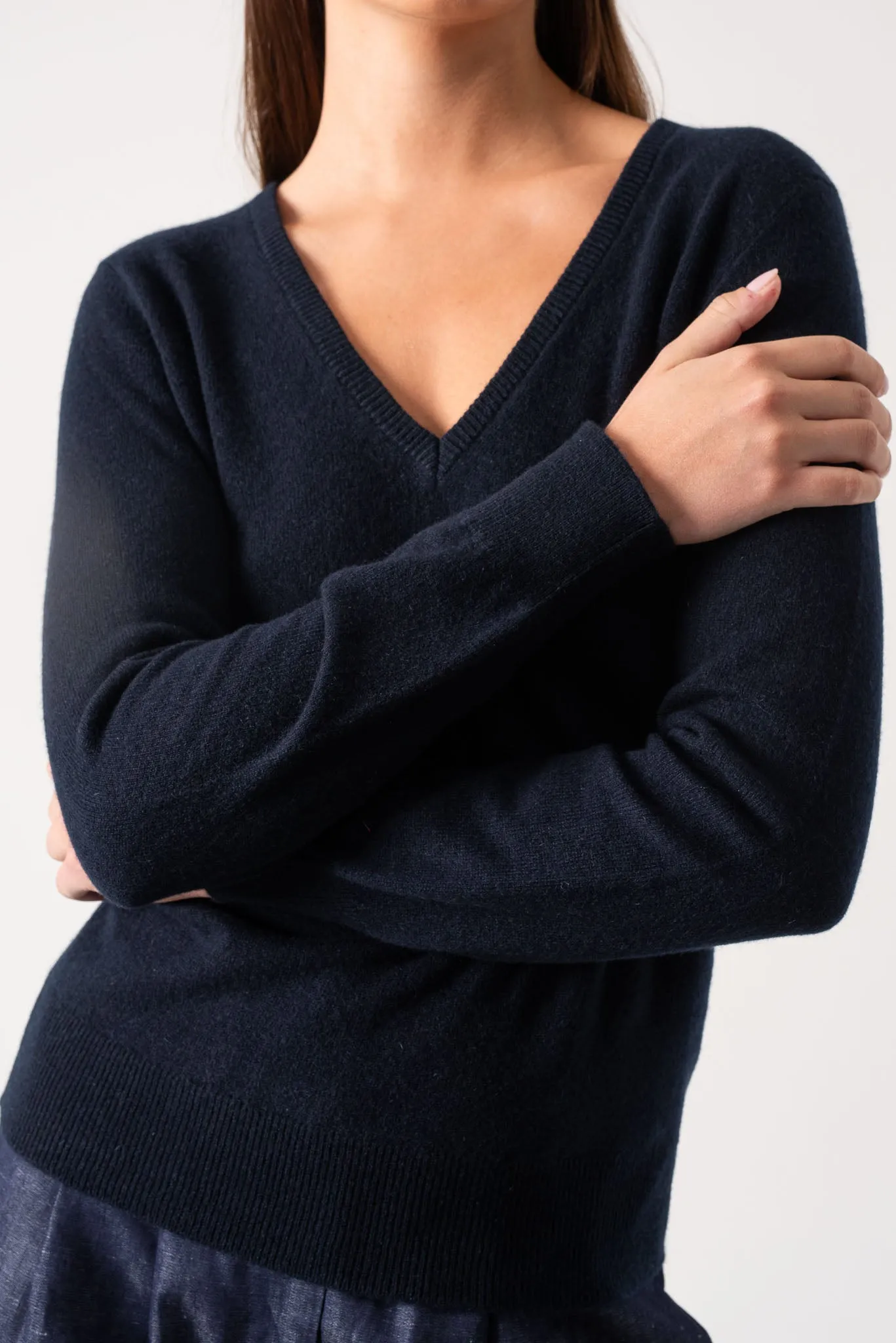 Essenza V-Neck 100% Cashmere Sweater Navy