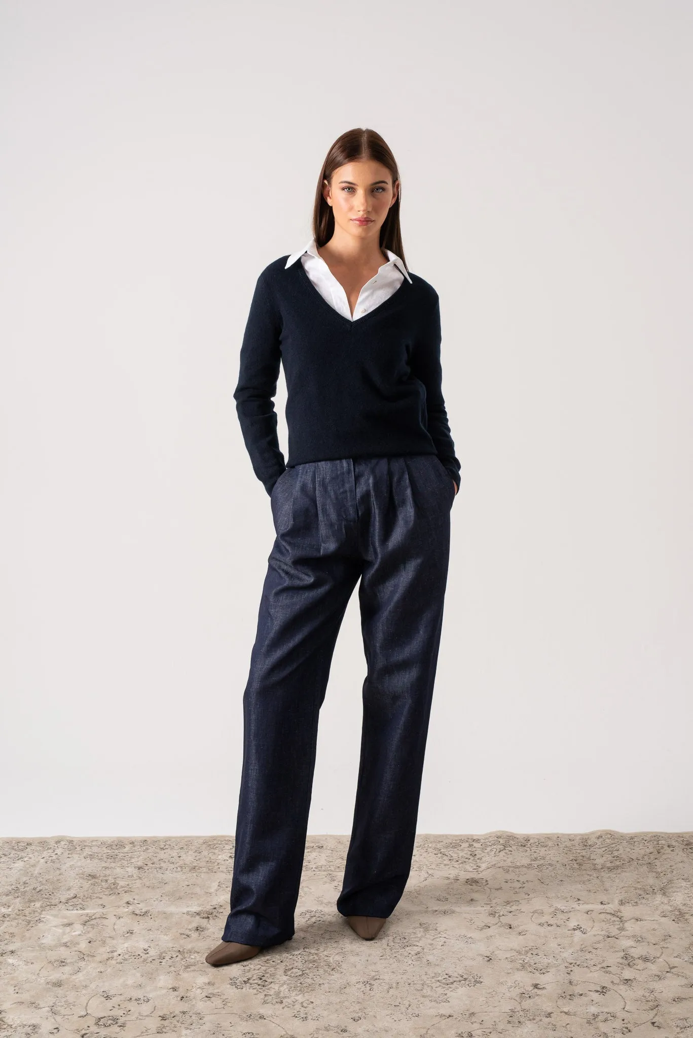 Essenza V-Neck 100% Cashmere Sweater Navy