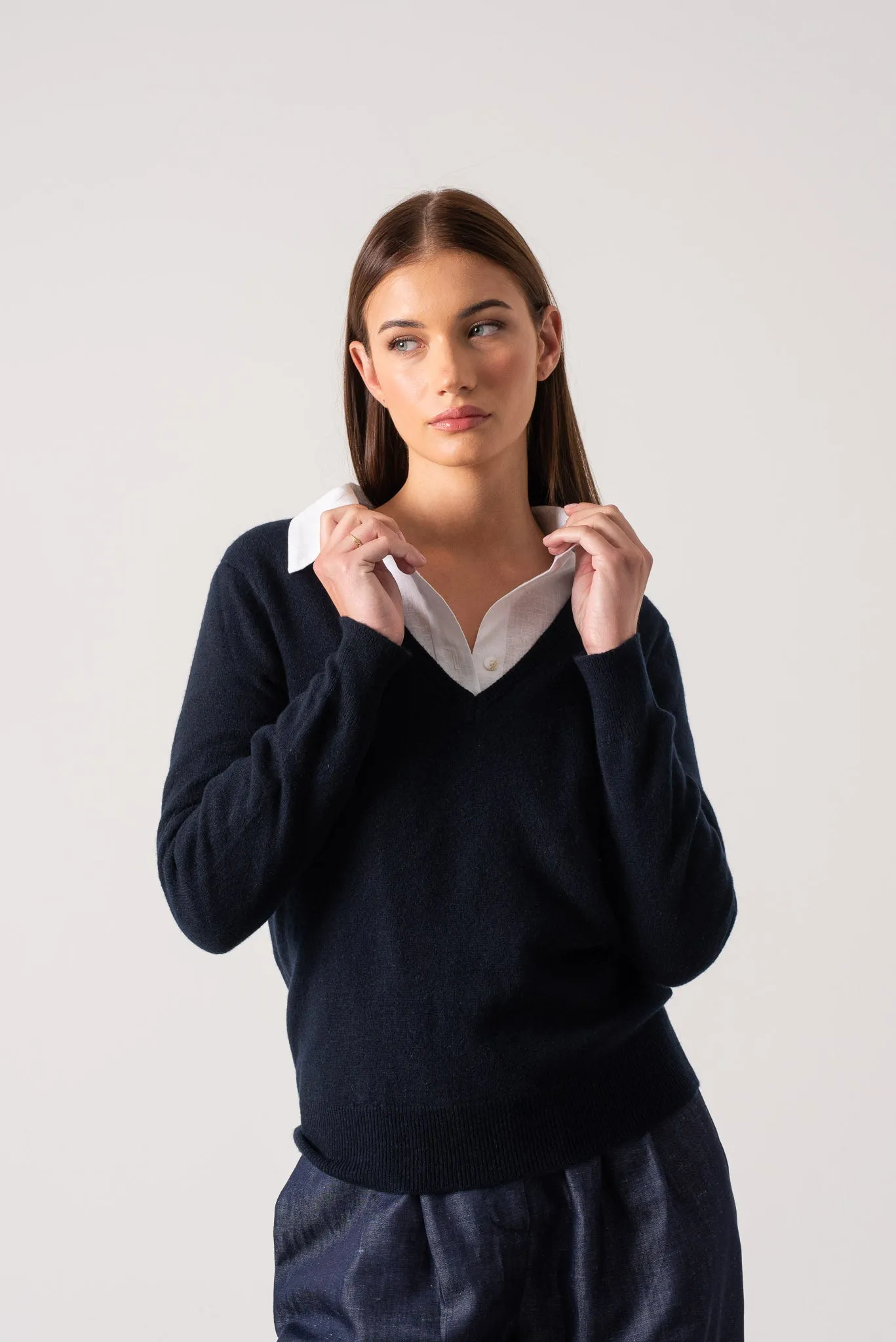 Essenza V-Neck 100% Cashmere Sweater Navy