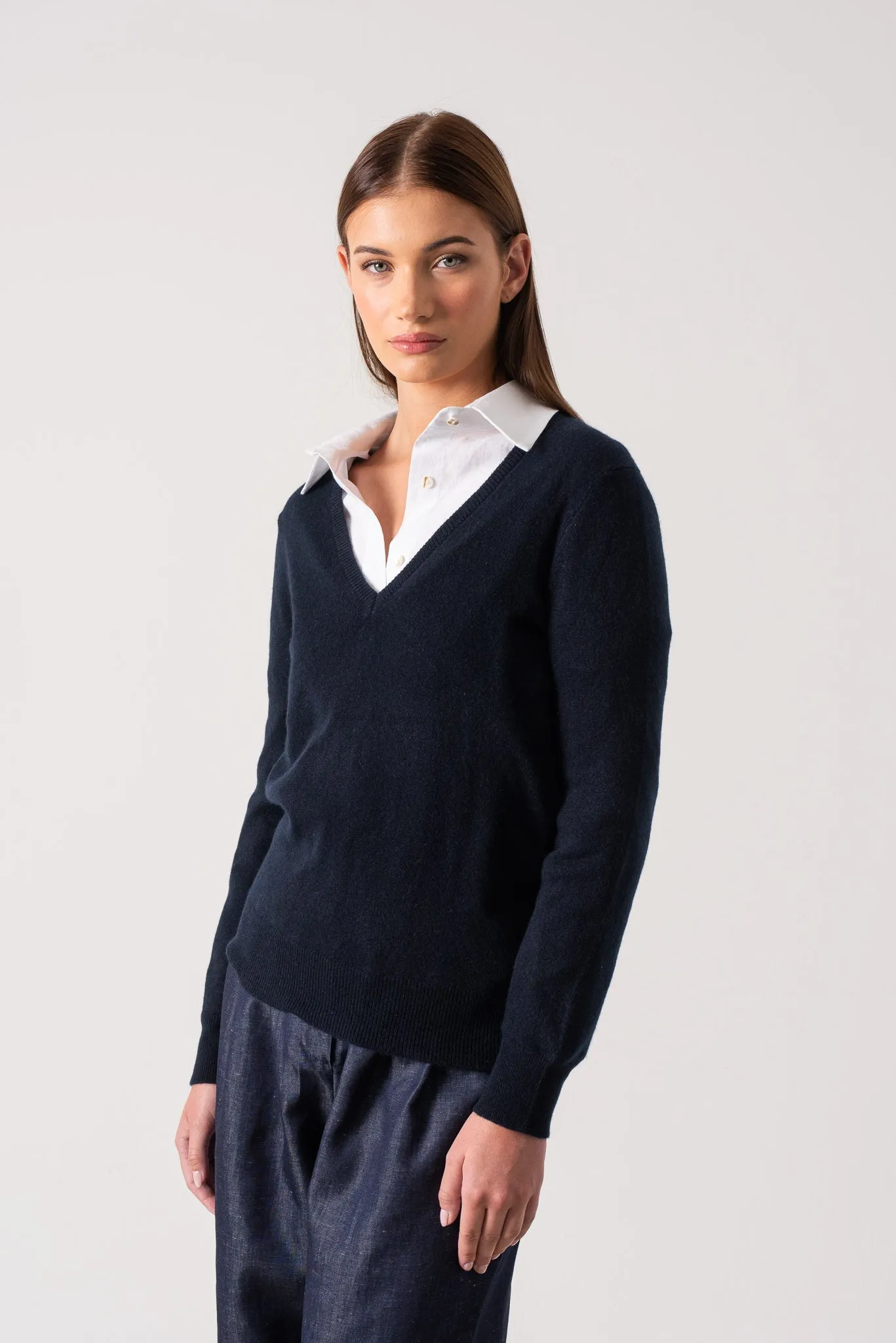 Essenza V-Neck 100% Cashmere Sweater Navy