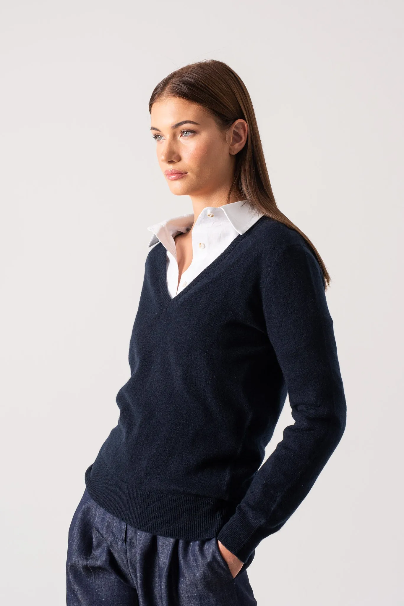 Essenza V-Neck 100% Cashmere Sweater Navy