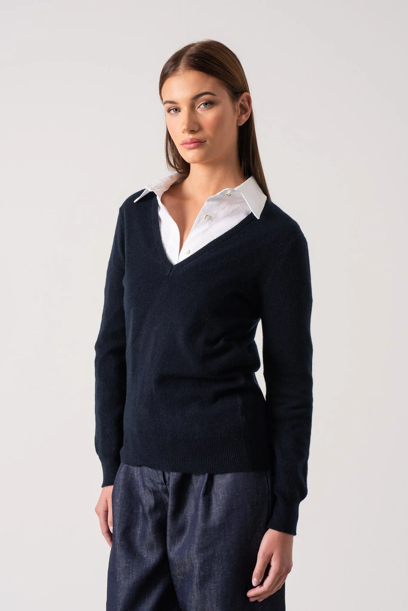 Essenza V-Neck 100% Cashmere Sweater Navy